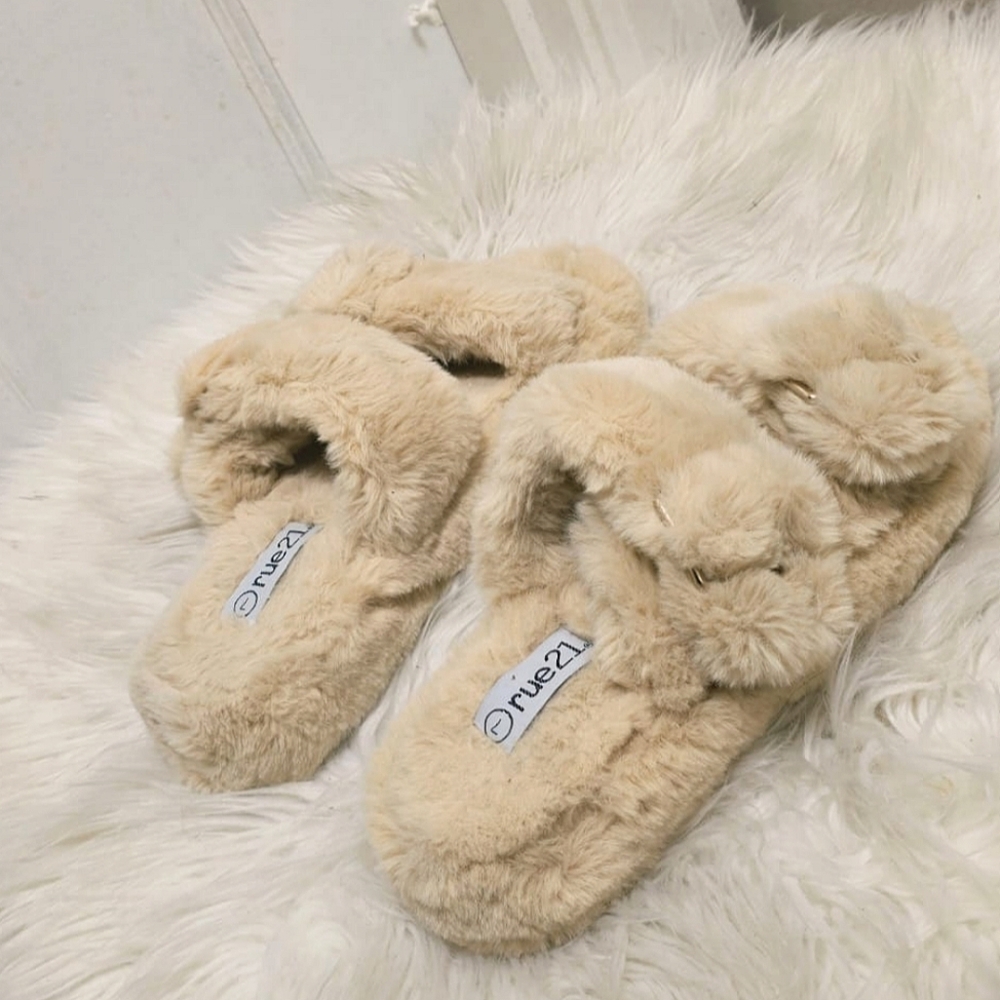 Reu21 Classy Faux Fur Cream Slip On Fluffy Slippers Size 7
